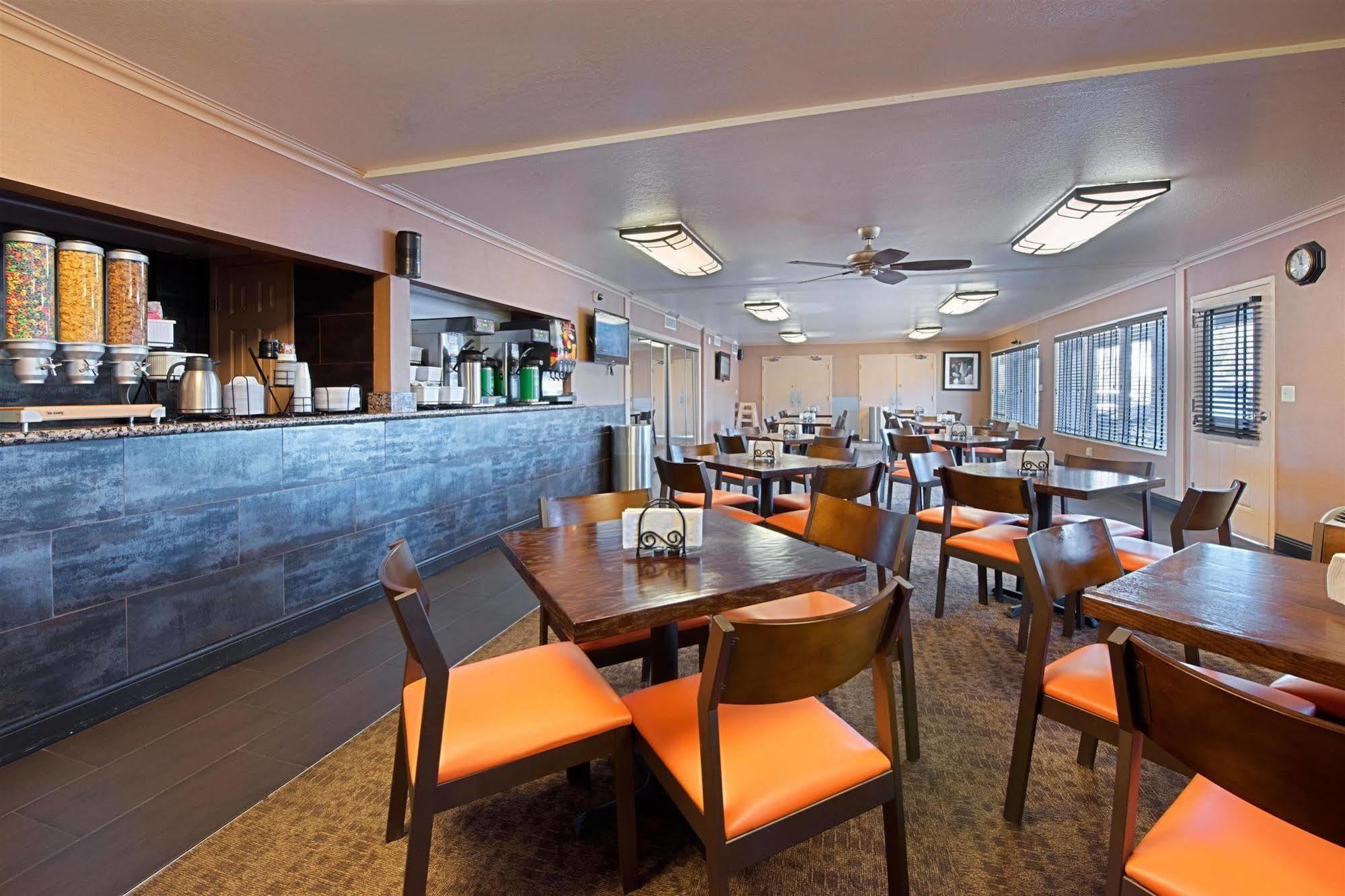 Best Western Innsuites Phoenix Hotel & Suites Екстер'єр фото