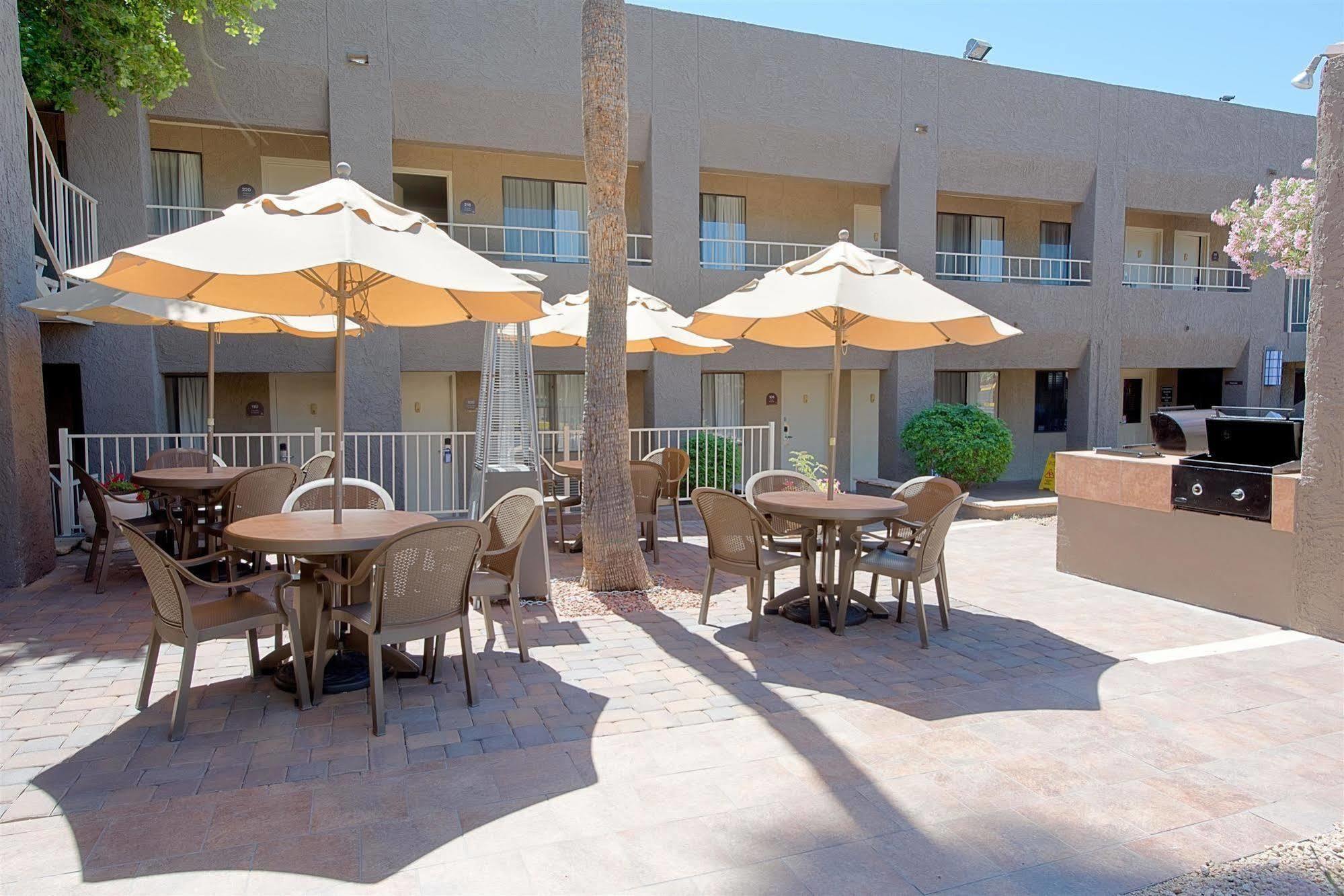 Best Western Innsuites Phoenix Hotel & Suites Екстер'єр фото